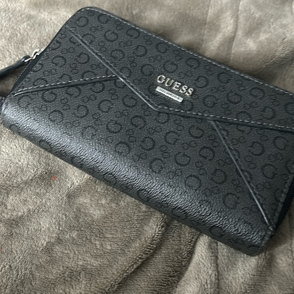 Guess women’s wallet - Picture 1 of 11